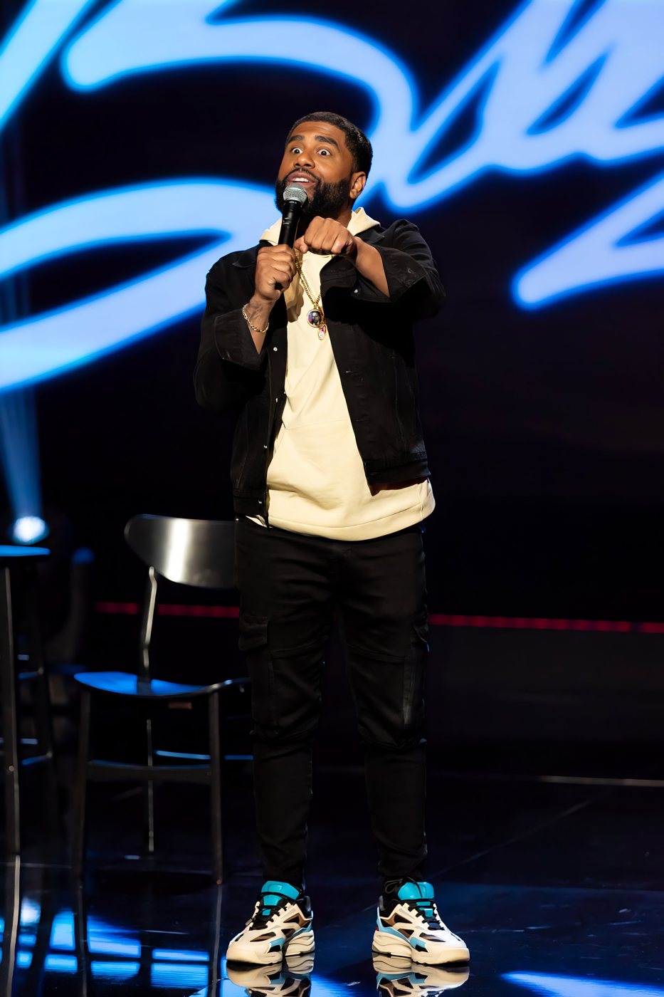 Billy Sorrells pointing at the crowd mid-joke